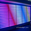 Oświetlenie elewacyjne z kolorowymi liniami świetlnymi DMX